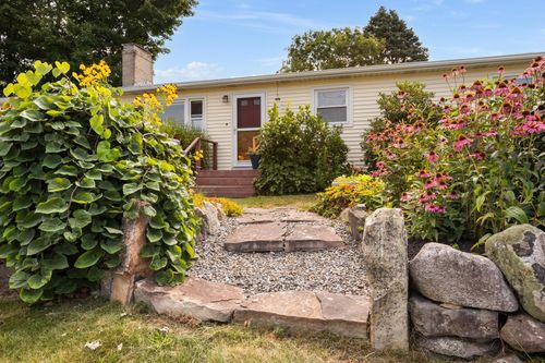 14 Wallis Road, Portsmouth, NH, 03801 | Card Image