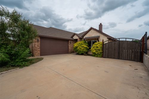 3324 Shawnee Trl, Lake Worth, TX, 76135-3451 | Card Image