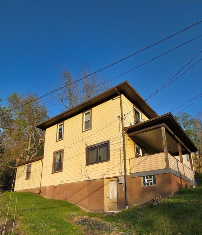 1017 Virginia St, House other with 4 bedrooms, 2 bathrooms and 3 parking in Jeannette PA | Image 4