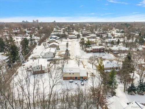 21622 Riverview Dr, Beverly Hills, MI, 48025-4865 | Card Image