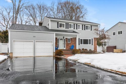 111 Cocks Ln, Locust Valley, NY, 11560-2348 | Card Image