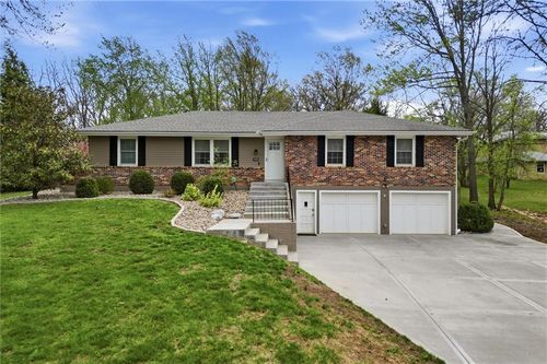 7401 Nw Eastside Dr, Weatherby Lake, MO, 64152-1740 | Card Image