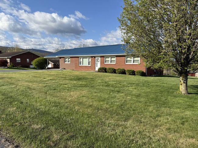 186 Summit Dr, Home with 3 bedrooms, 2 bathrooms and null parking in Peterstown WV | Image 14