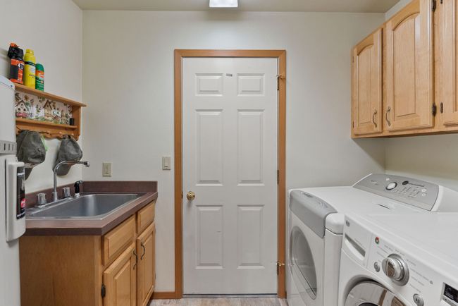Laundry room w/ sink | Image 29