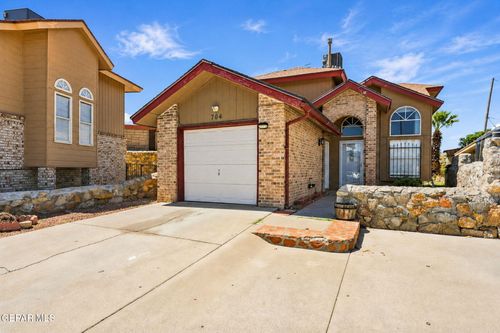 704 Medina St, El Paso, TX, 79905-5444 | Card Image