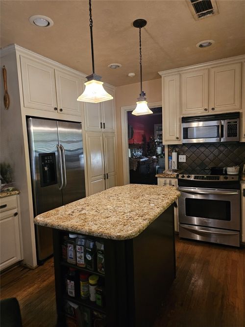 122 E 7th St, Lancaster, TX, 75146-1604 | Card Image