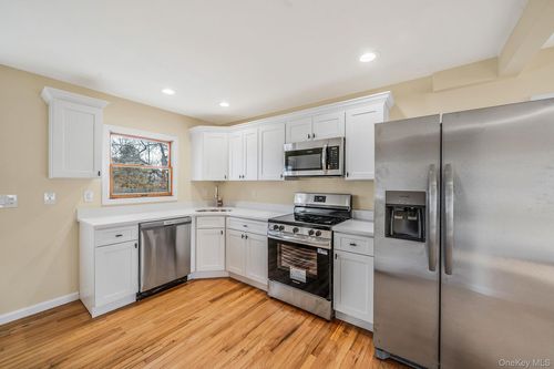 31 Walnut Ave, Patchogue, NY, 11772-2658 | Card Image