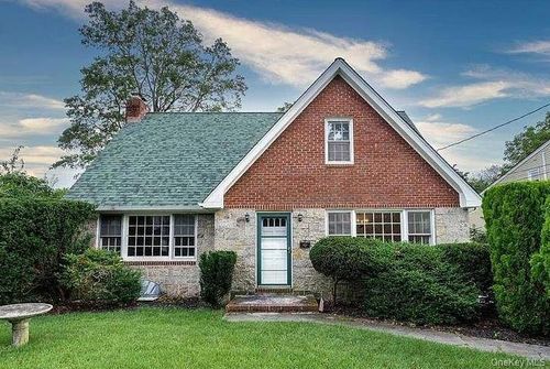 186 Wilson Ave, Westbury, NY, 11590-2100 | Card Image