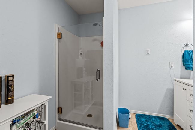 UPSTAIRS ENSUITE BATHROOM | Image 33