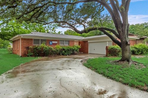 805 N Douglas Ave, Cleburne, TX, 76033-5205 | Card Image