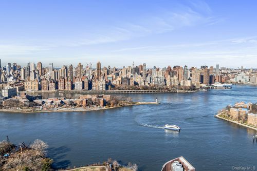 31 12th St, Astoria, NY, 11106-4804 | Card Image