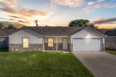 413 Whitney Court, House other with 3 bedrooms, 2 bathrooms and 2 parking in Rio Vista TX | Image 1