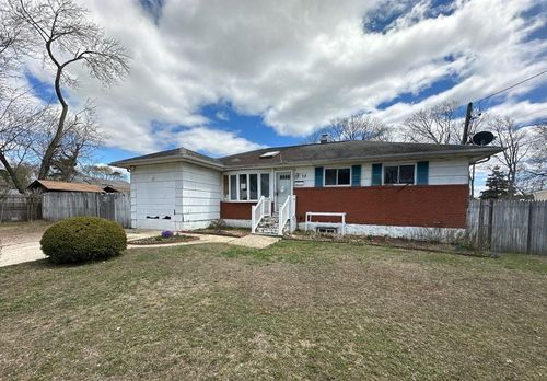 73 Harvard St, Islip, NY, 11751-1405 | Card Image