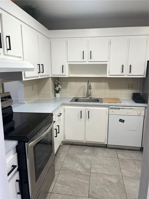 apt-305-200 Ashbury Rd, Hollywood, FL, 33024-1102 | Card Image