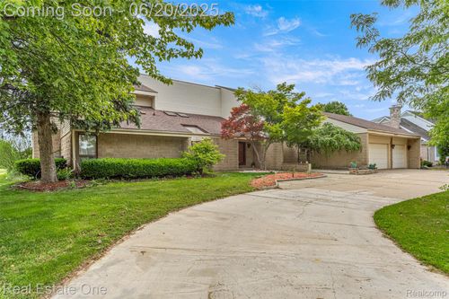 18191 Country Club Cir, Riverview, MI, 48193-8162 | Card Image