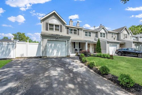 38 Oak St, Central Islip, NY, 11722-4148 | Card Image