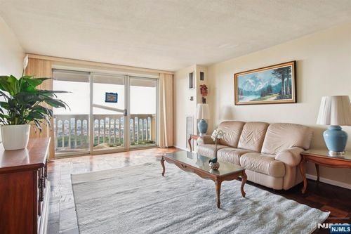 555 North Ave, Fort Lee, NJ, 07024-2404 | Card Image