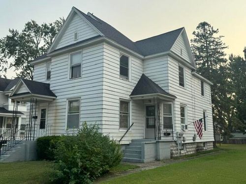 38 Pine St, Zeeland, MI, 49464-1618 | Card Image