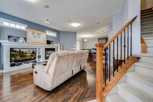 2-221 17 Avenue Ne, Calgary, AB, T2E1L9 | Card Image