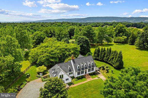 19725 Woodtrail Rd, ROUND HILL, VA, 20141-1939 | Card Image