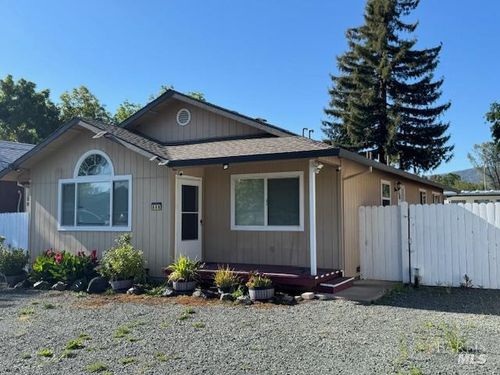 668 1st Street, Upper Lake, CA, 95485 | Card Image