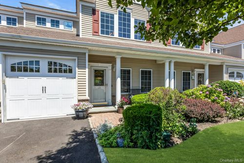 19 Meadow Ct, Oakdale, NY, 11769-1632 | Card Image