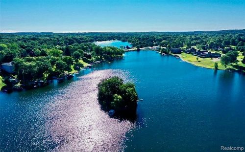 10418 King Rd, Davisburg, MI, 48350-1910 | Card Image