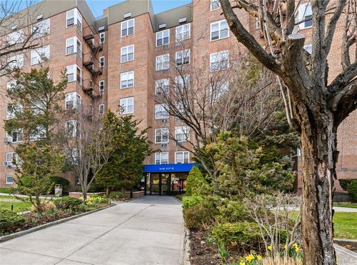 4e-18 W 211th St, New York, NY, 10034 | Card Image