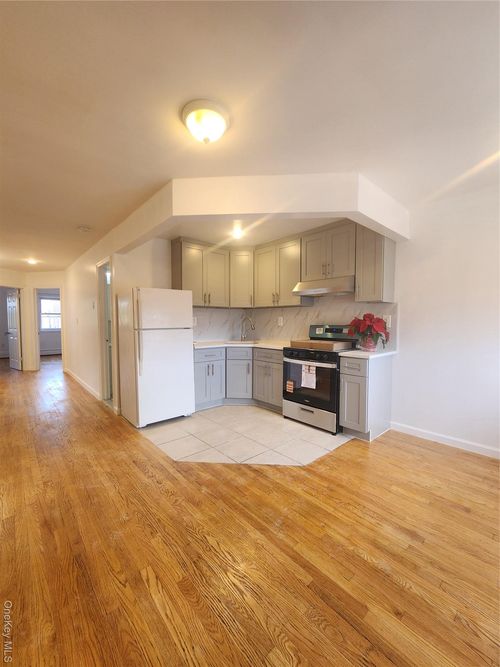 6121 159th St, Fresh Meadows, NY, 11365-1816 | Card Image