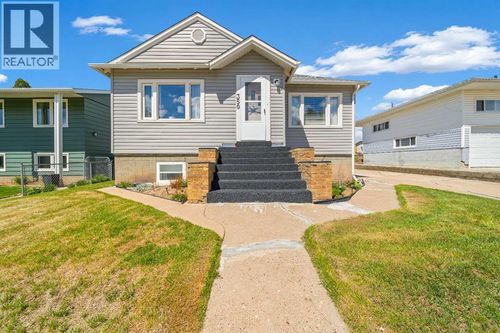 350 4 Street Sw, Medicine Hat, AB, T1A6M8 | Card Image