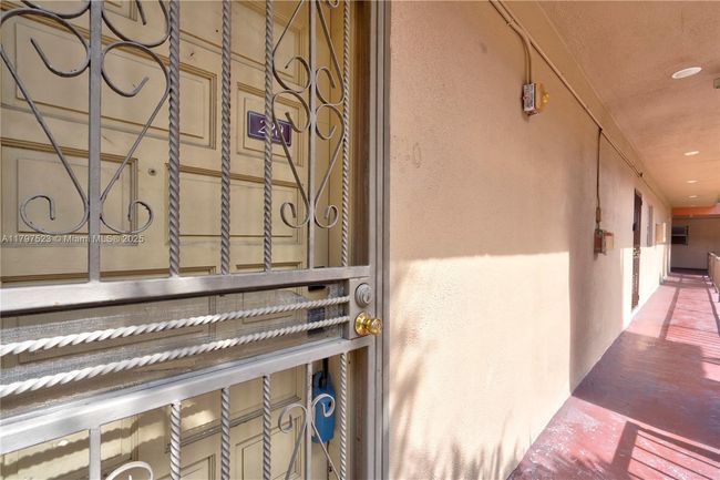 APT-220 - 6095 W 19 Th Ave, Condo with 2 bedrooms, 2 bathrooms and null parking in Hialeah FL | Image 7