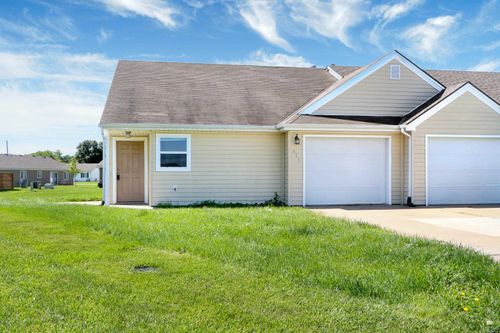 420 Brooklawn Ct, Manhattan, KS, 66502-7171 | Card Image