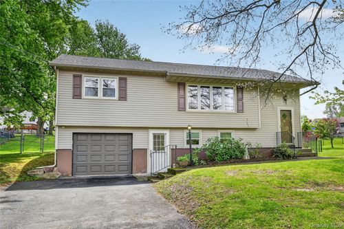 31 Monarch Dr, Newburgh, NY, 12550-2425 | Card Image