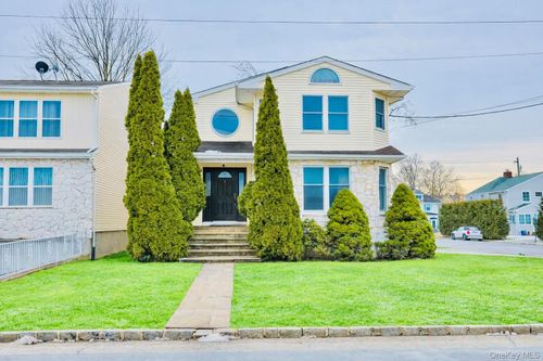 74 Bedford Ave, New Hyde Park, NY, 11040-5145 | Card Image