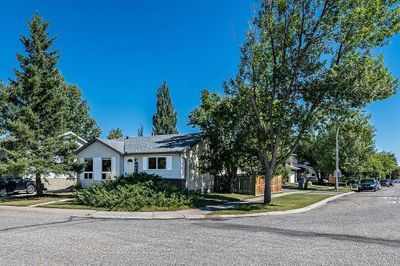 1 Hunters Cres, House detached with 3 bedrooms, 2 bathrooms and 2 parking in Okotoks AB | Image 3