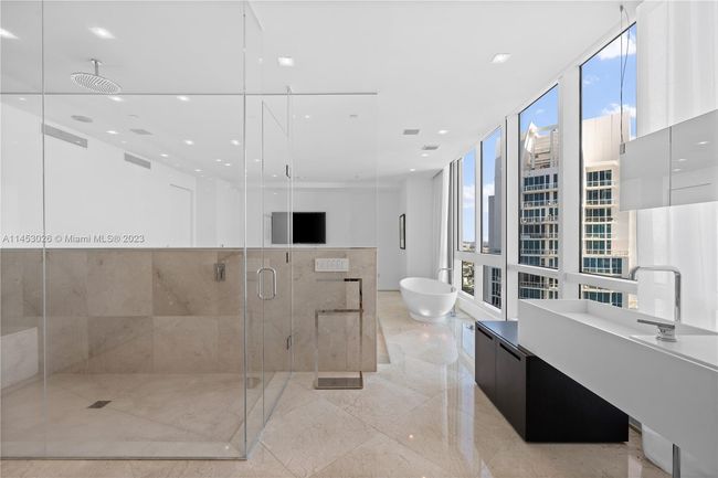 APT-3207 - 100 S Pointe Dr, Condo with 4 bedrooms, 5 bathrooms and null parking in Miami Beach FL | Image 17