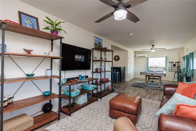 Large living and entertaining areas | Image 12