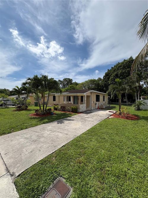 0-650 Ne 137th St, North Miami, FL, 33161-3739 | Card Image