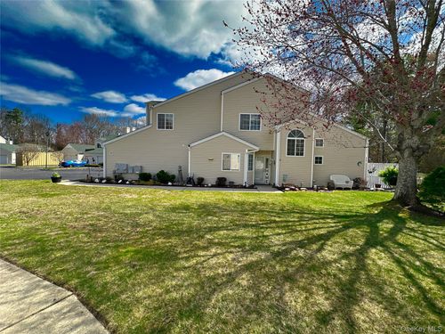 142 Farm House Ct, Manorville, NY, 11949-2635 | Card Image