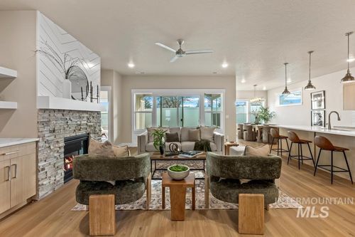 1807 E Grayson St, Meridian, ID, 83642-9150 | Card Image