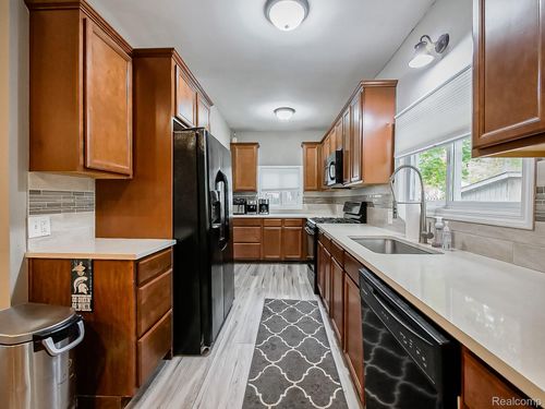 2512 Grandview Blvd, Waterford Twp, MI, 48329-2910 | Card Image