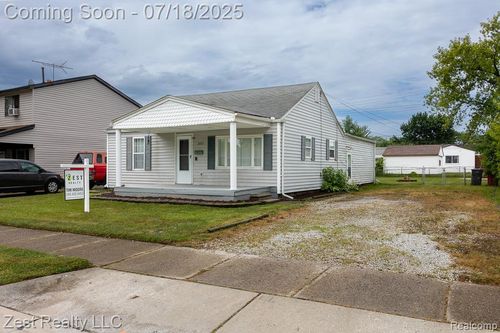 26811 Blumfield St, Roseville, MI, 48066-3283 | Card Image