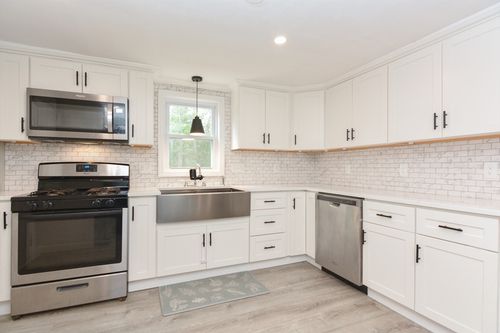 8 Roberts Rd, Ashland, MA, 01721-1723 | Card Image