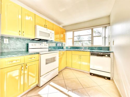 apt-302-942 Ne 199th St, Miami, FL, 33179-3091 | Card Image