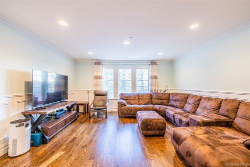 4515 Browvale Ln, Little Neck, NY, 11362-1305 | Card Image