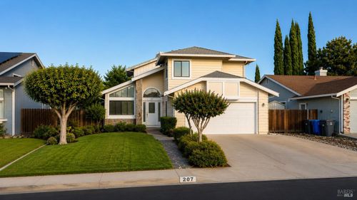 207 Loch Lomond Dr, Vacaville, CA, 95687-5196 | Card Image