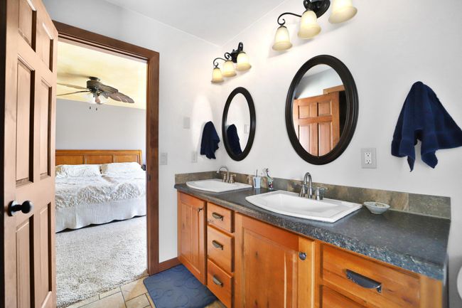 Main Floor Primary Bathroom | Image 23