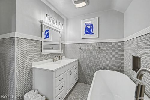 22402 Gregory St, Dearborn, MI, 48124-4700 | Card Image