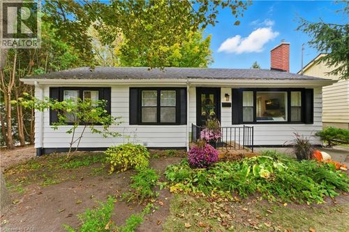 31 Academy St, Ancaster, ON, L9G2X8 | Card Image