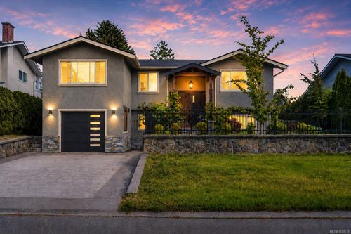 4425 Torrington Rd, Saanich, BC, V8N4N8 | Card Image